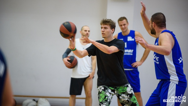 Turniej koszykówki 3 na 3 odbył się w niedzielę w szczecińskiej Azoty Arenie. Fot. Konrad Nowak [Radio Szczecin] Trzech na trzech i jeden kosz. Ostatni turniej w tym sezonie [WIDEO, ZDJĘCIA]