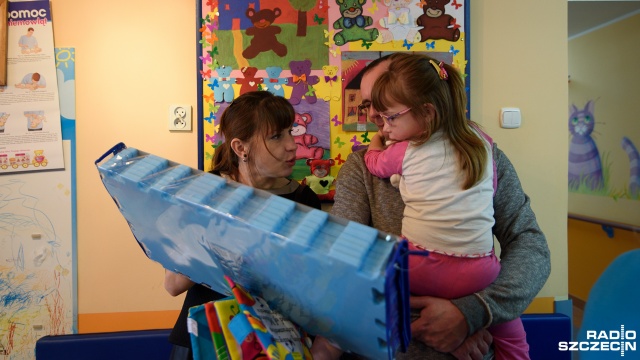 Zabawki trafiły do małych pacjentów oddziału dziecięcego szpitala przy ul. Arkońskiej w Szczecinie. Fot. Konrad Nowak [Radio Szczecin] Świąteczne prezenty dla małych pacjentów [ZDJĘCIA]