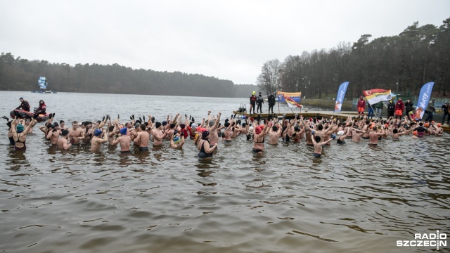 Fot. Jarosław Gaszyński [Radio Szczecin] 200 osób w jeziorze. Bili rekord Guinnessa [ZDJĘCIA]