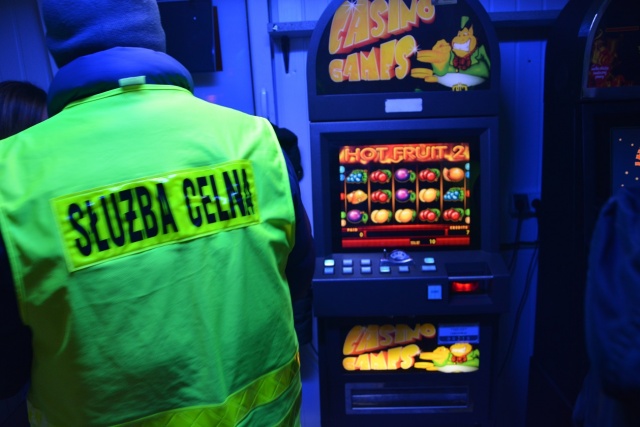 Osiem nielegalnych automatów do gier za prawie 100 tysięcy złotych zabezpieczyli mundurowi w Stargardzie. Fot. Mat. KPP w Stargardzie Szczecińskim. Nielegalne automaty zarekwirowane. Wspólna akcja policji i celników [WIDEO, ZDJĘCIA]