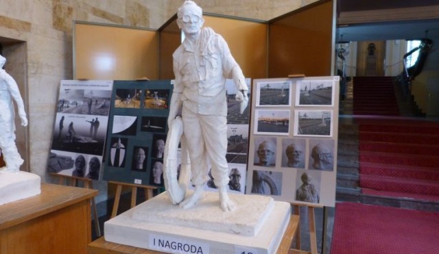 Rzeźba kapitana Ludomira Mączki na ukończeniu