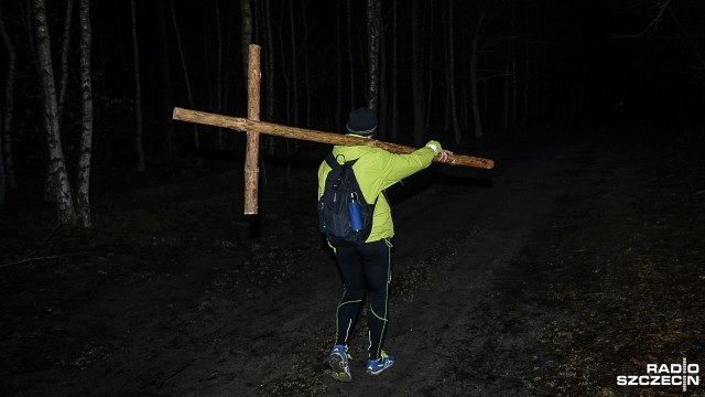 Nocą, lasem, ponad 40 kilometrów. To była Ekstremalna Droga Krzyżowa [ZDJĘCIA]