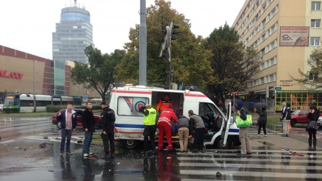 Wypadek karetki z pacjentem w centrum Szczecina