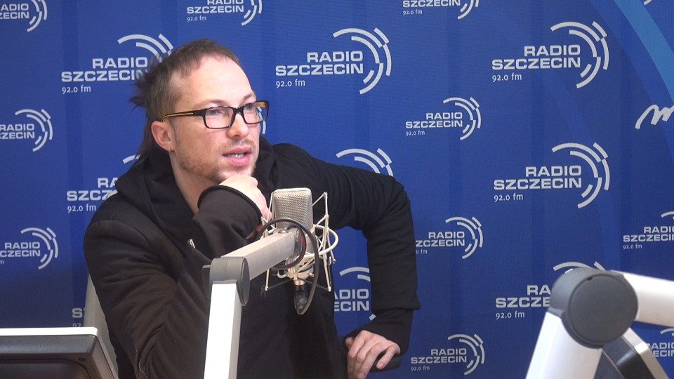 Łukasz Górewicz w Radiu Szczecin promuje swoją najnowszą płytę. Fot. Radio Szczecin