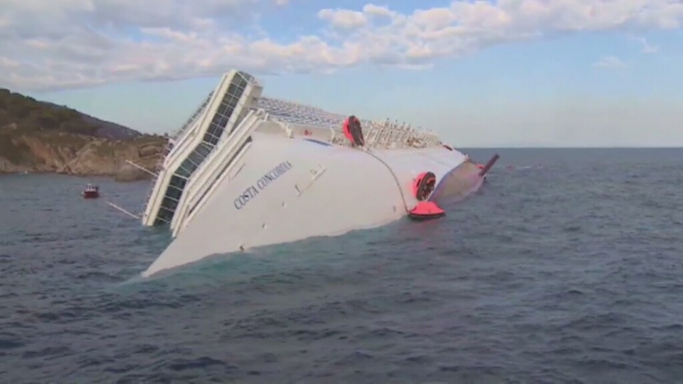 Wycieczkowiec Costa Concordia zatonął 13 stycznia 2012 roku na Morzu Tyrreńskim. W katastrofie zginęły 32 osoby. Fot. CNN Newsource/x-news