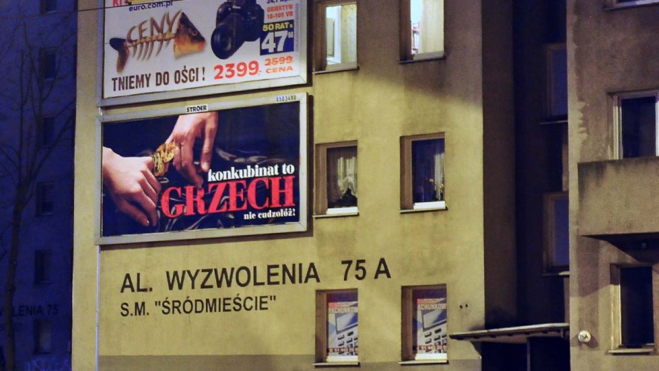 W stu polskich miastach zawisły bilbordy z napisem "Konkubinat to grzech - nie cudzołóż". Fot. Łukasz Szełemej [Radio Szczecin]