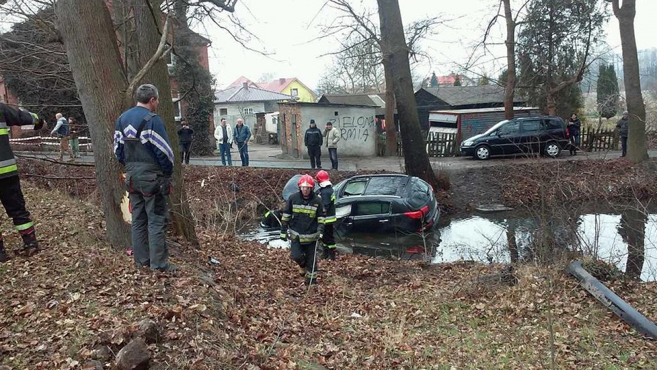 Młoda kobieta wjechała autem do rzeki. Do wypadku doszło w piątek ok. południa w Dębnie pod Myśliborzem. Fot. Archiwum prywatne