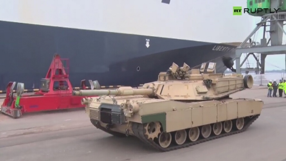 120 amerykańskich pojazdów wojskowych, m.in. czołgi M1 Abrams i transportery M2 Bradley, dotarło do portu w Rydze. Fot. RUPTLY/x-news