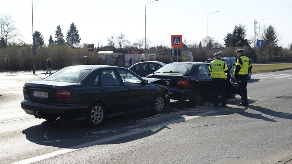 Wypadek na ulicy 26 Kwietnia w Szczecinie. W środę ok. godz. 13 zderzyły się tam cztery auta osobowe. Fot. Piotr Sawiński [Radio Szczecin]