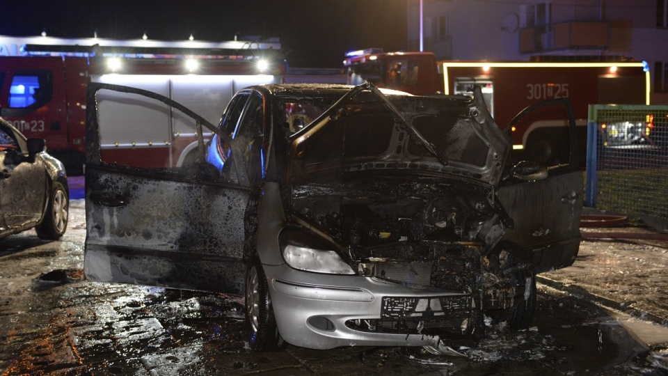 Samochód spłonął doszczętnie - ulica Budzieszyńska w Szczecinie. Fot. Piotr Sawiński [Radio Szczecin]