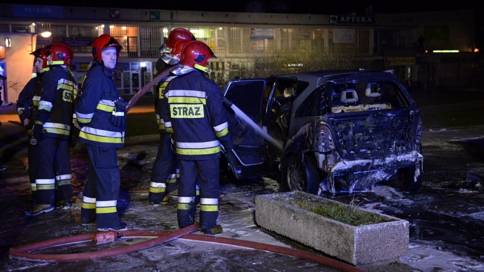 Samochód spłonął doszczętnie - ulica Budzieszyńska w Szczecinie. Fot. Piotr Sawiński [Radio Szczecin]