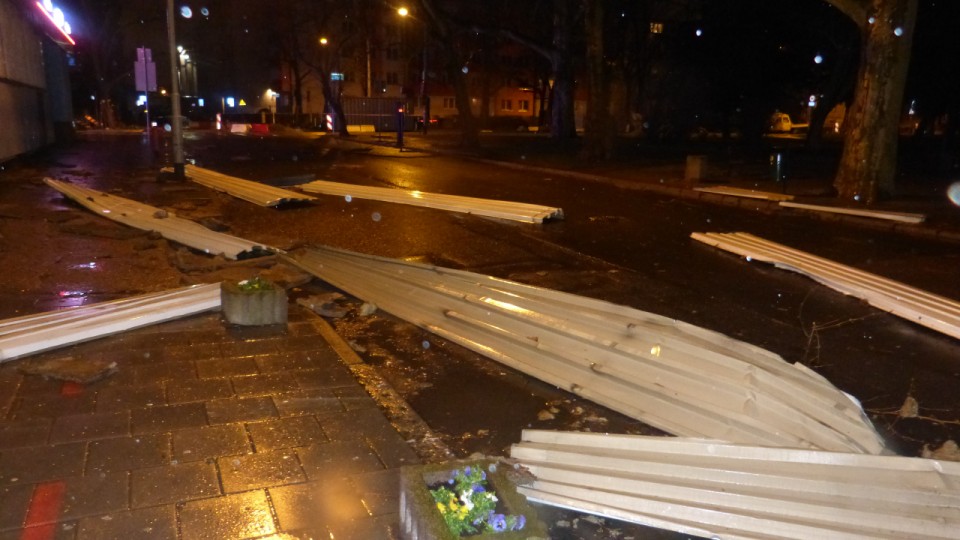 W Szczecinie zerwał blachy elewacyjne ze ściany przychodni przy ulicy 3 maja. Blacha uszkodziła zaparkowany przed budynkiem samochód. Fot. Piotr Rakowski [Radio Szczecin]