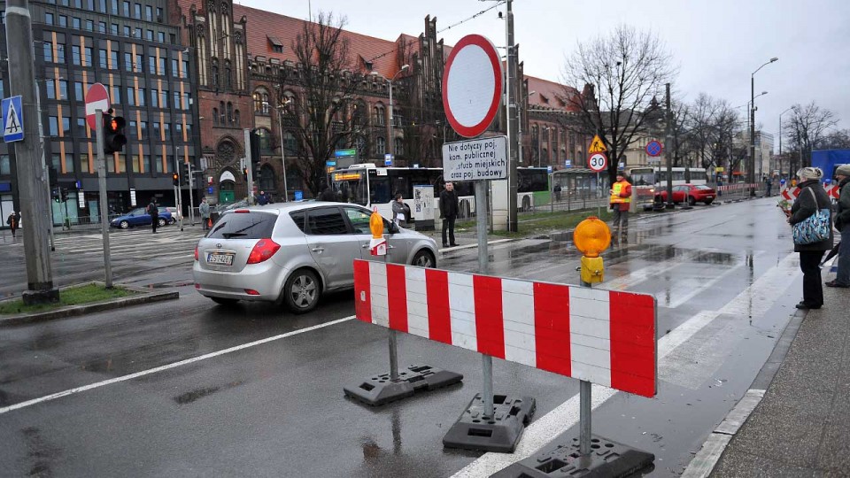 Jedna z głównych ulic Szczecina - aleja Niepodległości - częściowo zamknięta. Fot. Łukasz Szełemej [Radio Szczecin]