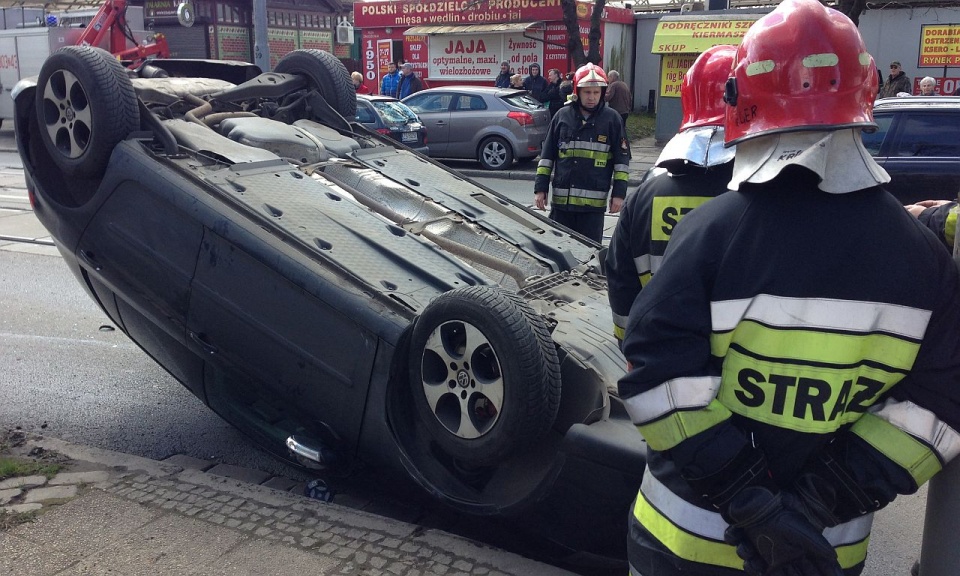 Samochód dachował na Wyzwolenia w centrum Szczecina. Do wypadku doszło niedaleko pl. Kilińskiego. Fot. Łukasz Szełemej [Radio Szczecin]