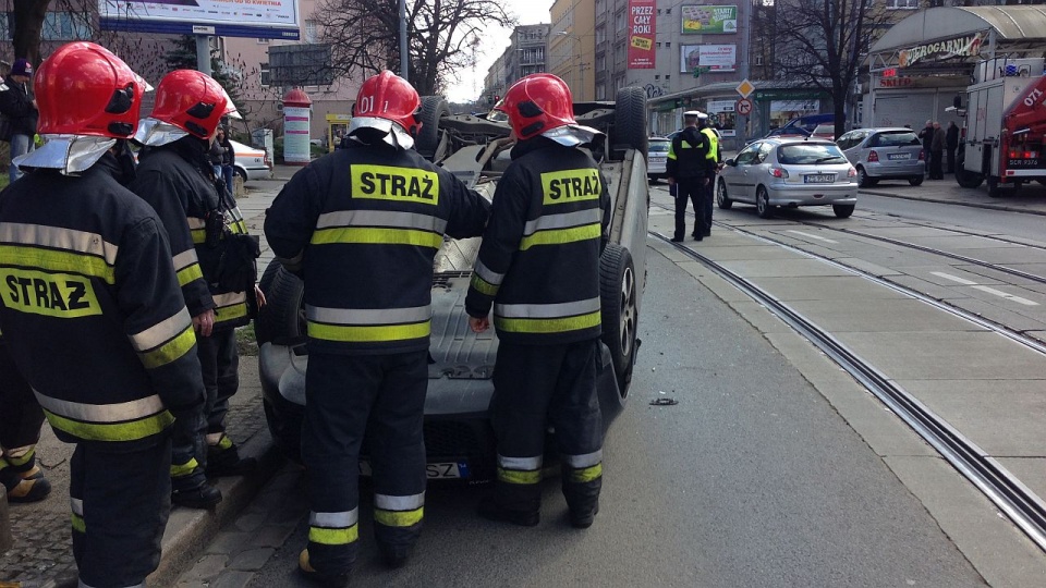 Samochód dachował na Wyzwolenia w centrum Szczecina. Do wypadku doszło niedaleko pl. Kilińskiego. Fot. Łukasz Szełemej [Radio Szczecin]