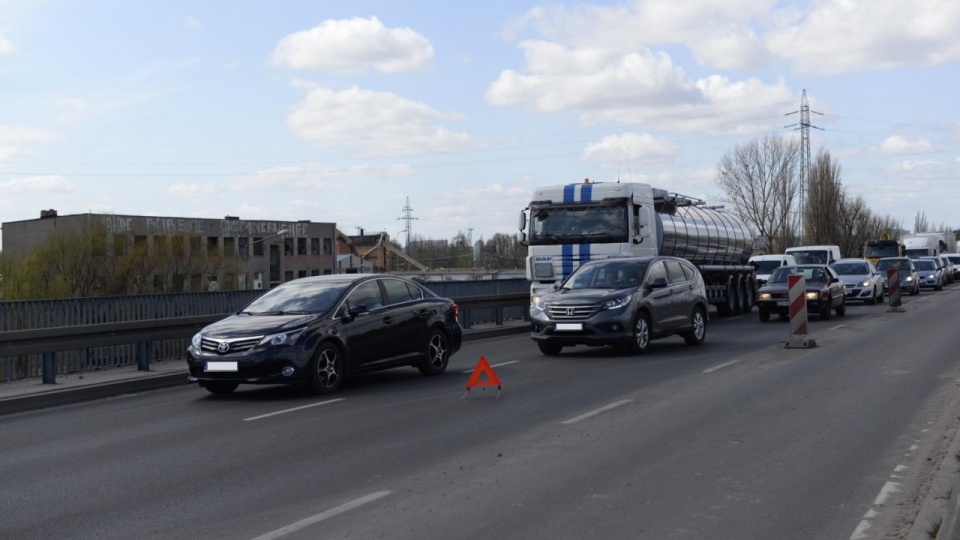 Dwa samochody zderzyły się na Estakadzie Pomorskiej w Szczecinie. Do kraksy doszło w czwartek po godz. 13. Fot. Piotr Sawiński [Radio Szczecin]