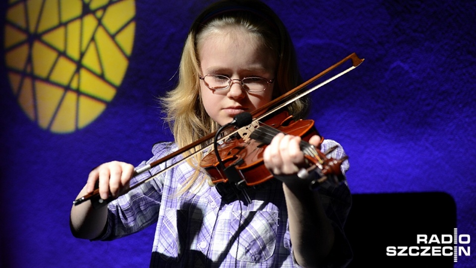 W czwartek ośmioletnia Weronika Ciesielska grała na skrzypcach, później koncert na gitarze klasycznej dał Patryk Szewczyk. Fot. Jarosław Gaszyński [Radio Szczecin]