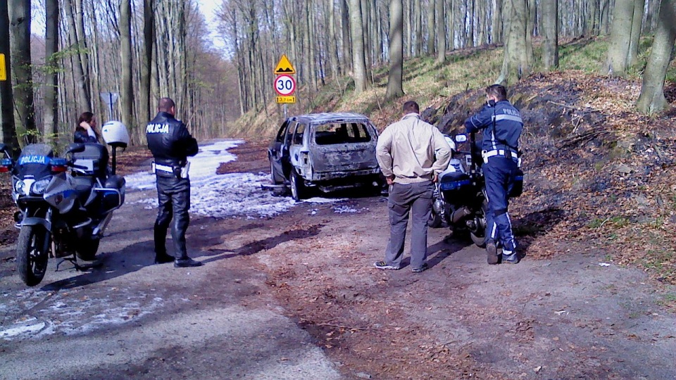 Samochód terenowy spłonął w Puszczy Bukowej koło Szczecina. Fot. Krzysztof Kukliński [Radio Szczecin]