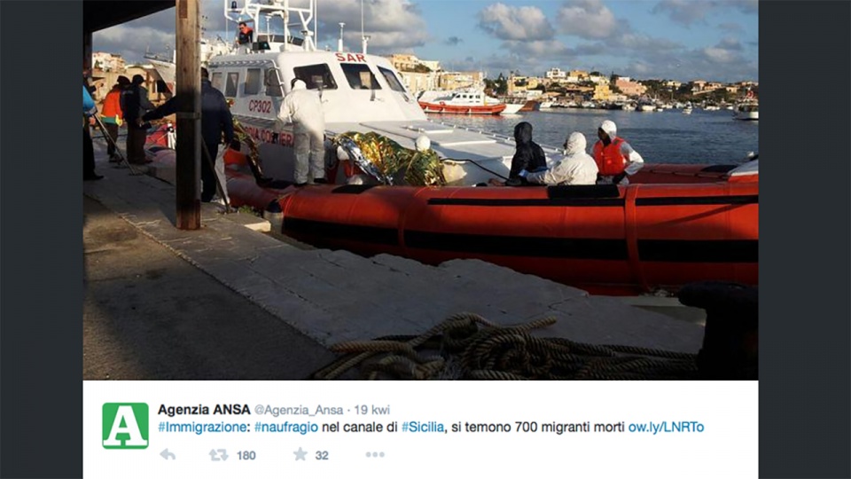 Ponad 900 osób było na pokładzie kutra, który zatonął na Morzu Śródziemnym - tak mówi jeden z rozbitków w rozmowie z włoską agencją ANSA. Fot. twitter.com