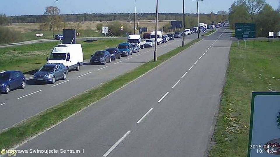 Kierowcy zmierzający do tego miasta na prom poczekają ponad godzinę. Fot. przeprawa.swi.pl