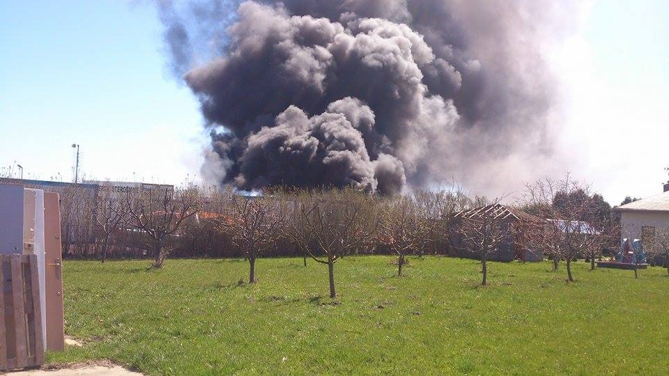 Pożar opuszczonego magazynu na Mierzynie. Fot. Kamil Brodacz