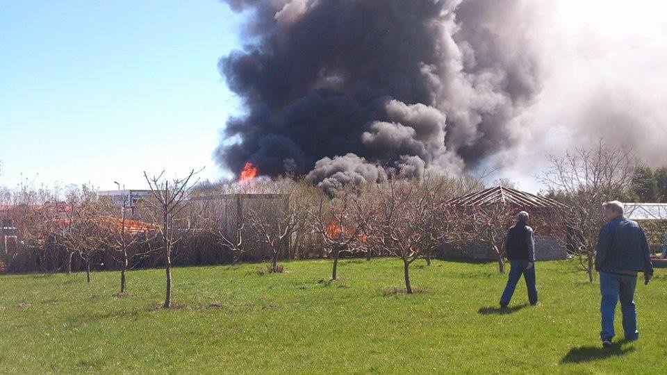 Pożar opuszczonego magazynu na Mierzynie. Fot. Kamil Brodacz