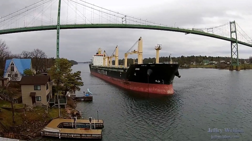Statek \"Juno\" wpłynął na płyciznę na Rzece Świętego Wawrzyńca. Fot. www.youtube.com