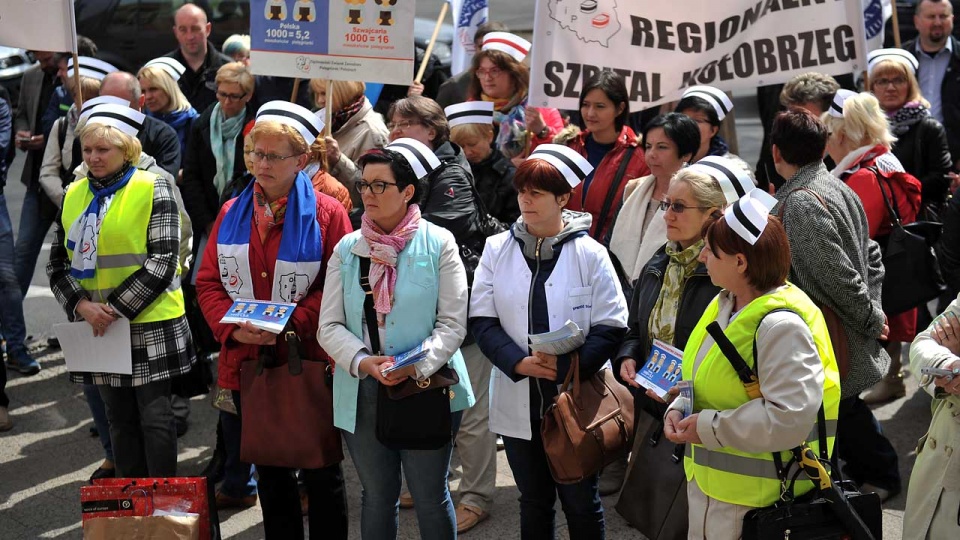 Protest pielęgniarek i położnych przed Zachodniopomorskim Urzędem Wojewódzkim w Szczecinie. Fot. Łukasz Szełemej [Radio Szczecin]