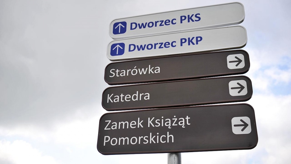 Nowe znaki informacyjne dla kierowców stanęły na Nabrzeżu Wieleckim w Szczecinie. Fot. Łukasz Szełemej [Radio Szczecin]