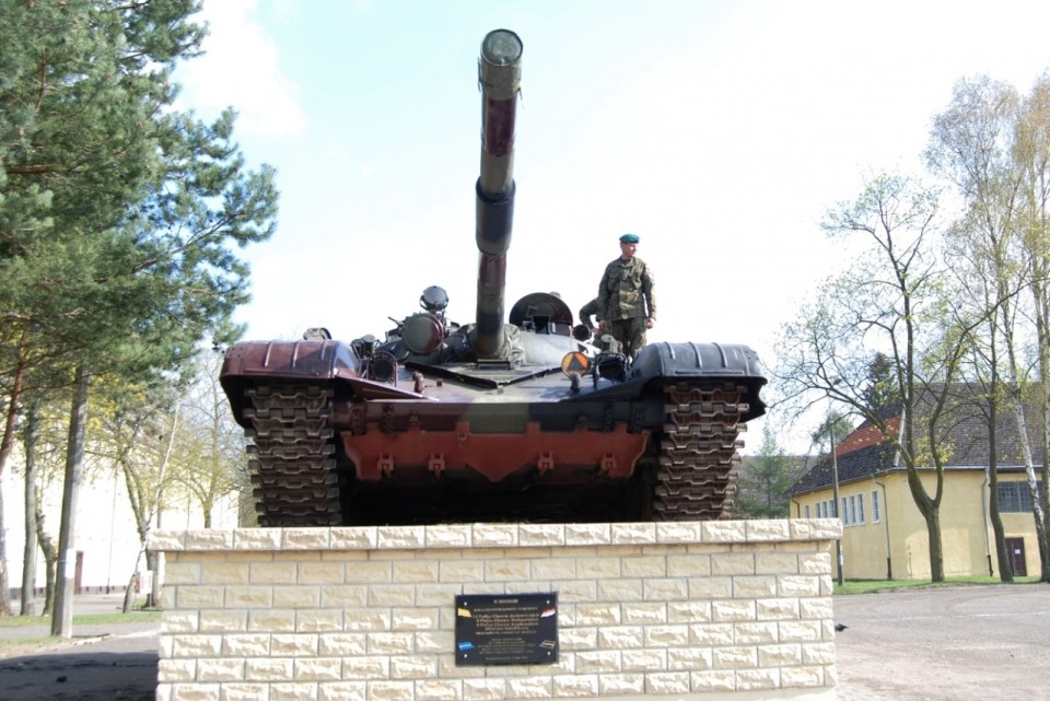 Czołg T-72 stanął na cokole w Stargardzie Szczecińskim. Fot. Rafał Molenda [Radio Szczecin]