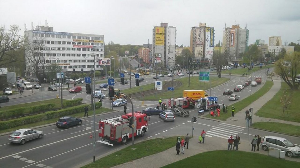 Samochód dachował w alei Piastów w Szczecinie. Do wypadku doszło przy placu Szyrockiego. Fot. Olek Fil