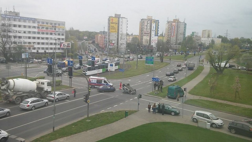 Samochód dachował w alei Piastów w Szczecinie. Do wypadku doszło przy placu Szyrockiego. Fot. Olek Fil