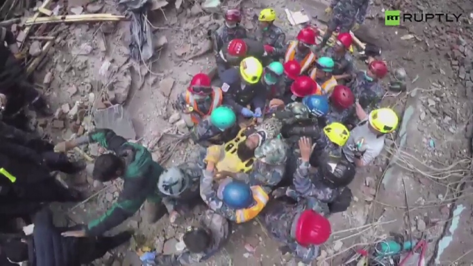 Młody Nepalczyk był uwięziony pod gruzami od soboty, kiedy doszło do katastrofalnego trzęsienia ziemi. RUPTLY/x-news.