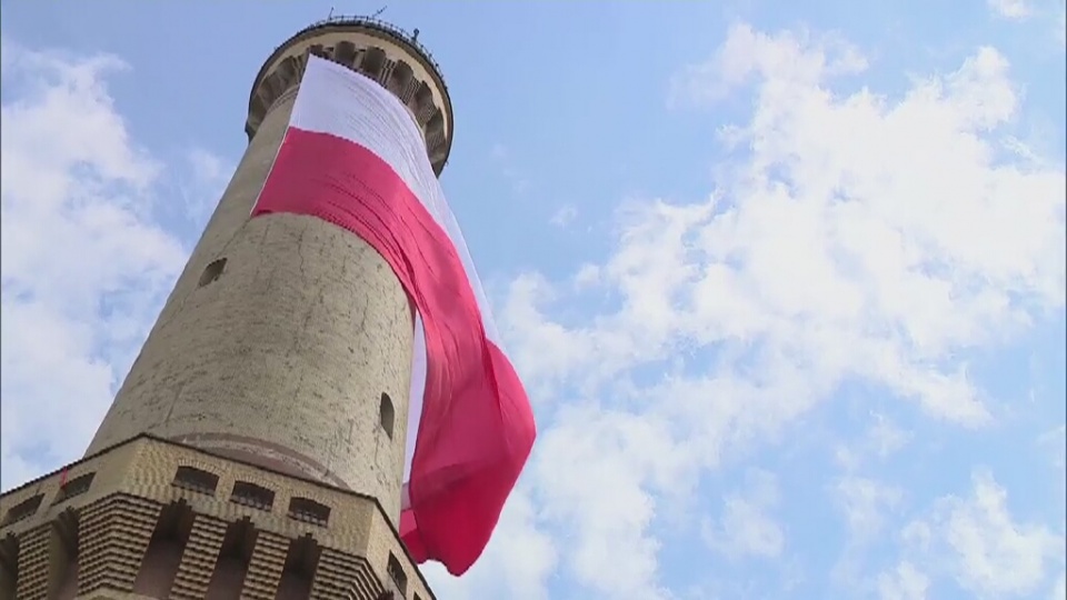 Ogromna flaga zawisła w sobotę w południe na latarni morskiej w Świnoujściu. Fot. TVN24/x-news