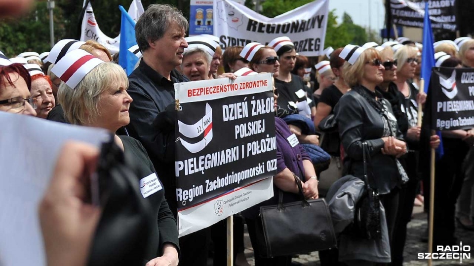 Protest pielęgniarek i położnych w Szczecinie. Fot. Łukasz Szełemej [Radio Szczecin]
