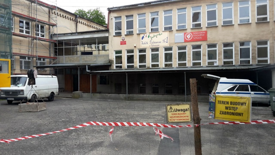 Jeden z budynków Szkoły Podstawowej nr 1 w Choszcznie grozi zawaleniem. Fot. Łukasz Rabikowski [Radio Szczecin]
