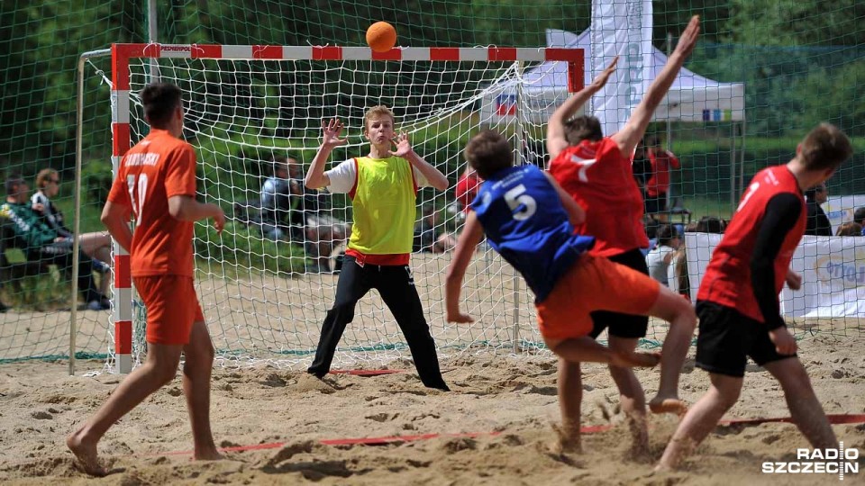 49 drużyn z całej Polski bierze udział w Młodzieżowych Mistrzostwach Polski w Piłce Ręcznej na Plaży. Fot. Łukasz Szełemej [Radio Szczecin]