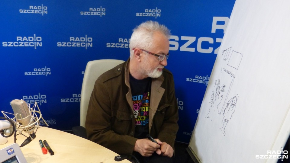 Henryk Sawka rysuje w Radiu Szczecin. Fot. Michał Król [Radio Szczecin]