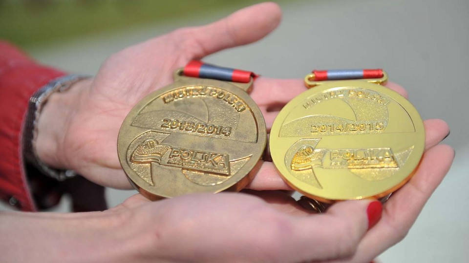 Medale siatkarek Chemika Police za zdobycie mistrzostwa Polski wyglądają jak te przyznawane za trzecie miejsce. Fot. Łukasz Szełemej [Radio Szczecin]