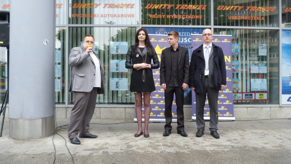 W poniedziałek działacze partii Korwin zorganizowali happening na placu Rodła w Szczecinie. Fot. Natalia Skawińska [Radio Szczecin]