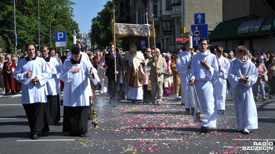 Kilkaset osób wzięło udział w głównej procesji Bożego Ciała, która w czwartek przed południem przeszła ulicami Szczecina. Fot. Łukasz Szełemej [Radio Szczecin]