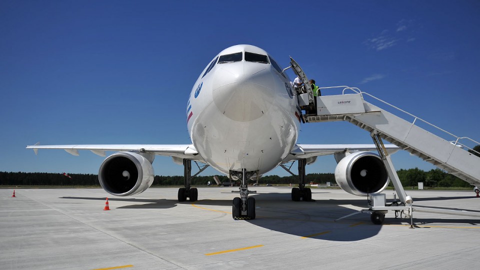 Na płycie portu lotniczego Szczecin-Goleniów wylądowały dwa Airbusy A-310. Fot. Łukasz Szełemej [Radio Szczecin]