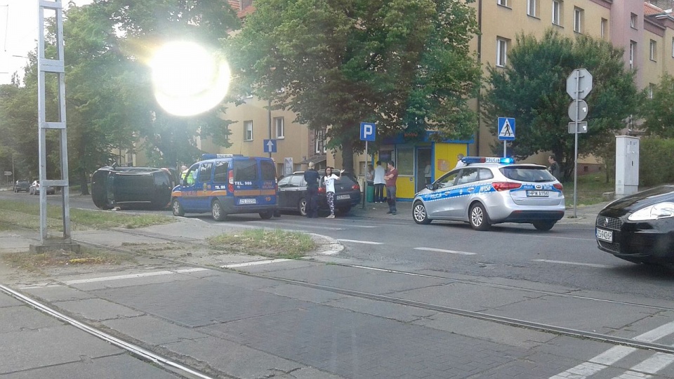 Na skrzyżowaniu Mickiewicza z Brzozowskiego w Szczecinie zderzyły się dwa auta. Jeden samochód przewrócił się na bok. Fot. Basia Dąbrowska