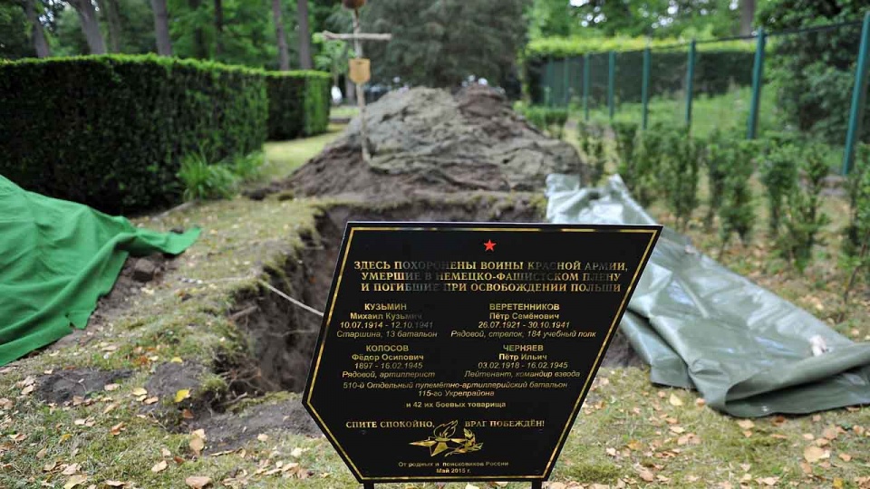 W czasie II wojny światowej walczyli na Pomorzu Zachodnim - we wtorek w Chojnie pochowano szczątki 48 żołnierzy radzieckiej Armii Czerwonej. Fot. Łukasz Szełemej [Radio Szczecin]