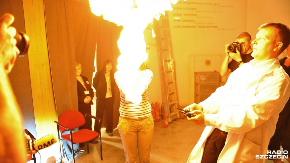 Spalanie metanu, zamrażanie ciekłym azotem oraz muzyka z piorunów - takie atrakcje przygotowało dla zwiedzających szczecińskie Muzeum Narodowe. Fot. Łukasz Szełemej [Radio Szczecin]