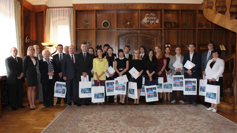 18 studentów i doktorantów otrzymało stypendia prezydenta Szczecina. Fot. Urząd Miasta Szczecin.
