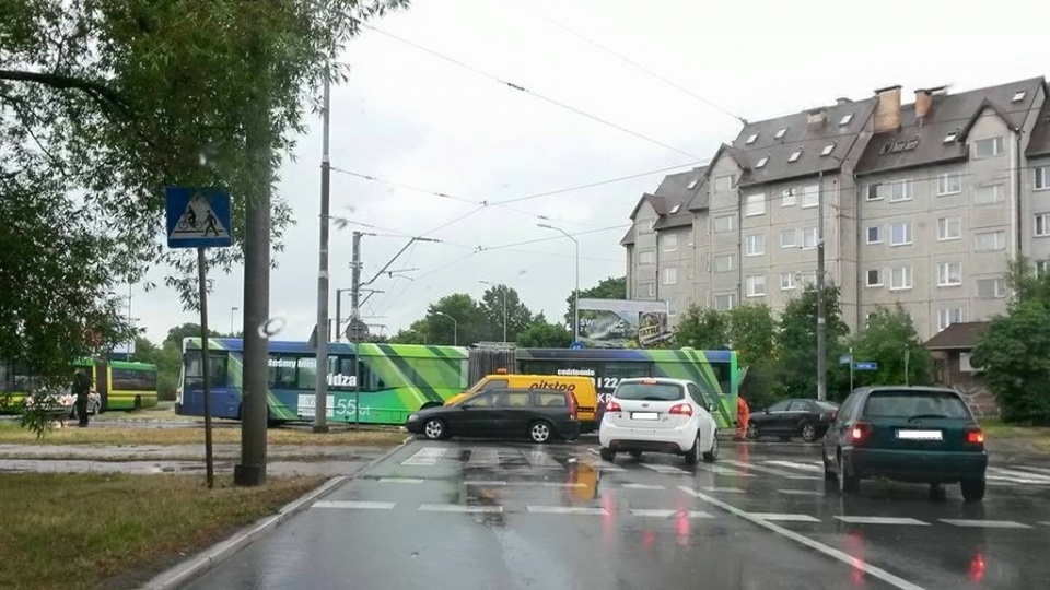 Awaria autobusu na ulicy Kwiatowej w Szczecinie. Fot. Słuchaczka
