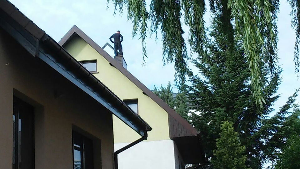 Mężczyzna, który od poniedziałku siedział na dachu domku jednorodzinnego na szczecińskich Gumieńcach, został schwytany przez policję. Fot. Jacek Mrówczyński
