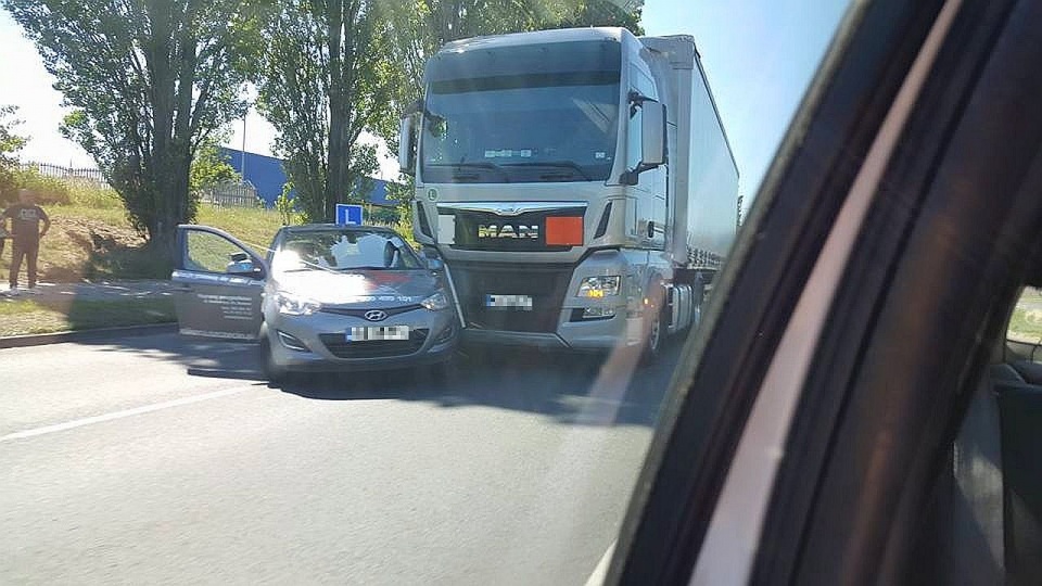 Na Struga przed wiaduktem ciężarówka najechała na auto nauki jazdy. Fot. Patryk Dawid Wojciechowski