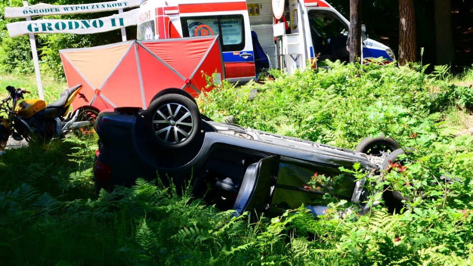 Auto osobowe zderzyło się z motorem na drodze wojewódzkiej nr 102. Jedna osoba nie żyje, jedna jest ranna. Fot. Andrzej Ryfczyński, iswinoujscie.pl